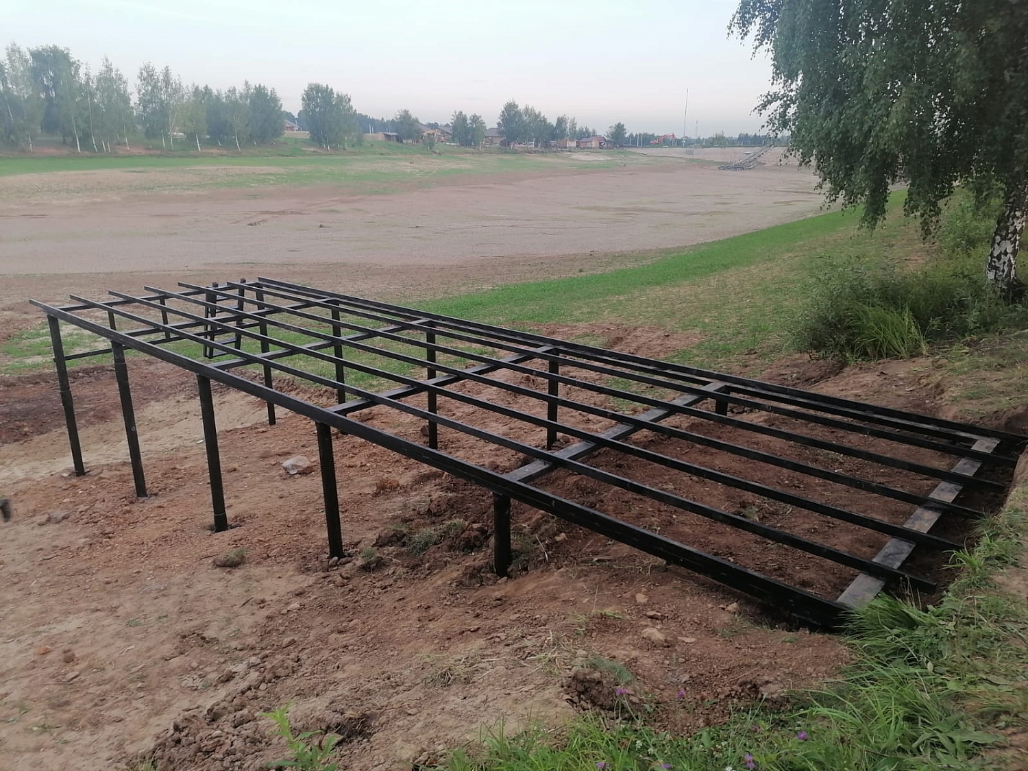 Монтаж пирса на винтовых сваях с обвязкой